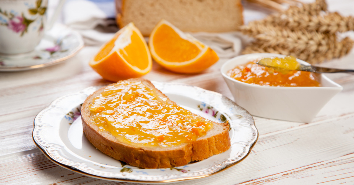 fetta di pane con marmellata d'arance