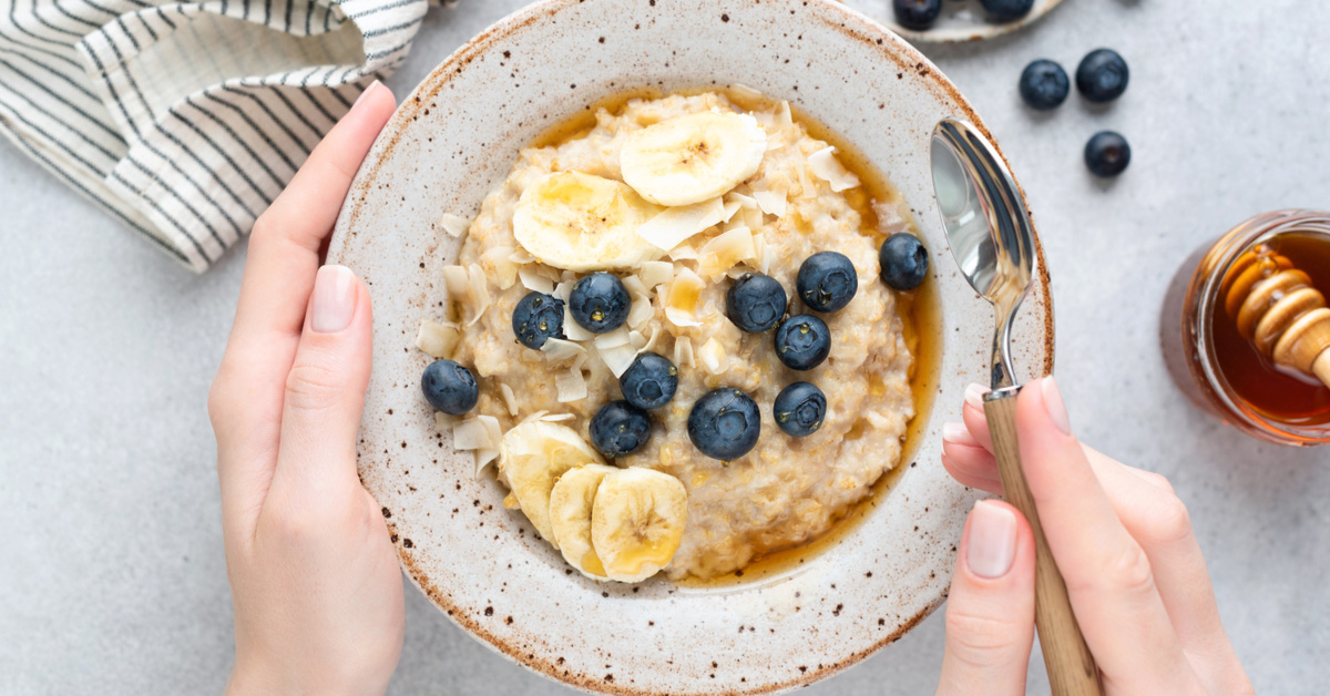 Porridge d'avena con banana e mirtilli