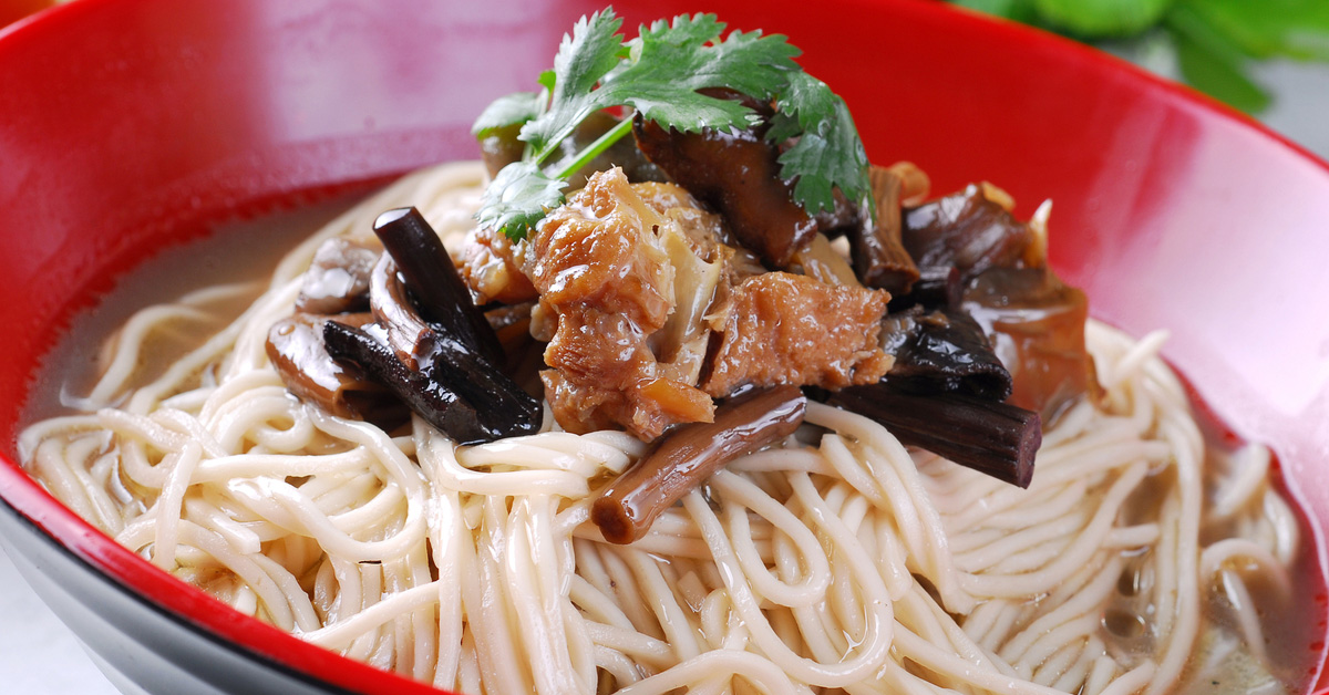 Zuppa di noodle funghi miso e tofu