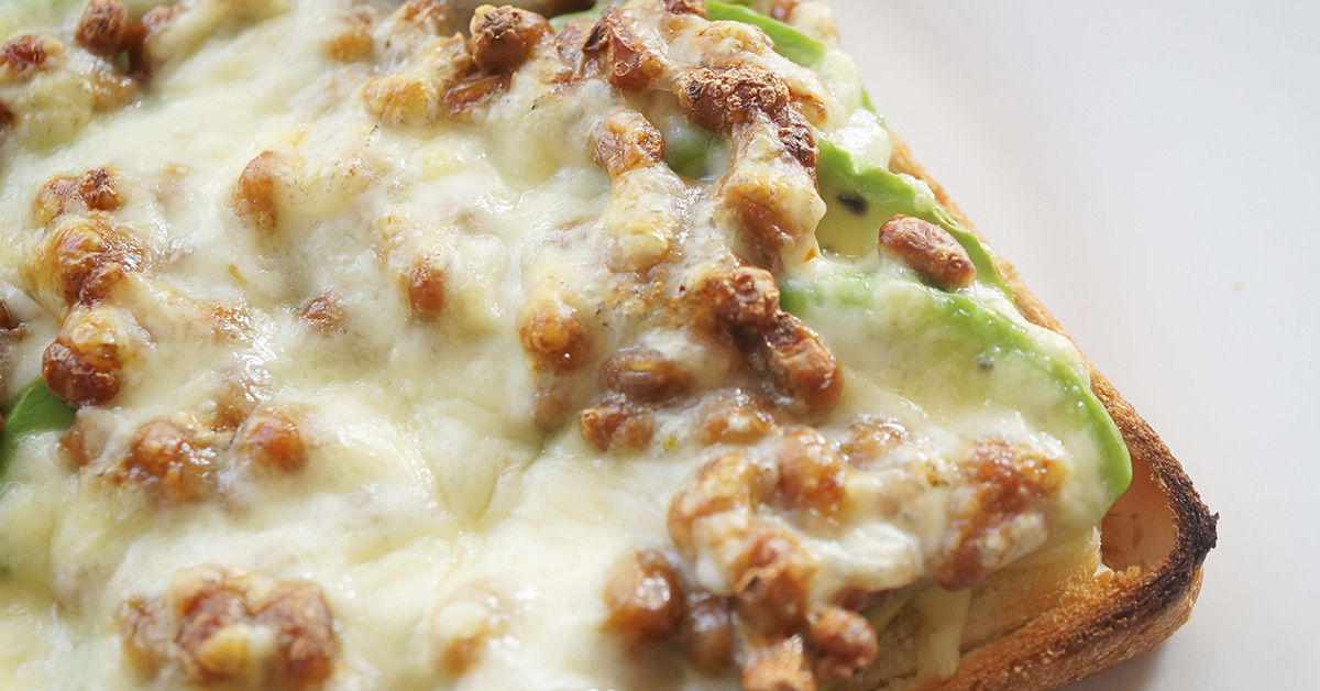 toast con natto e avocado