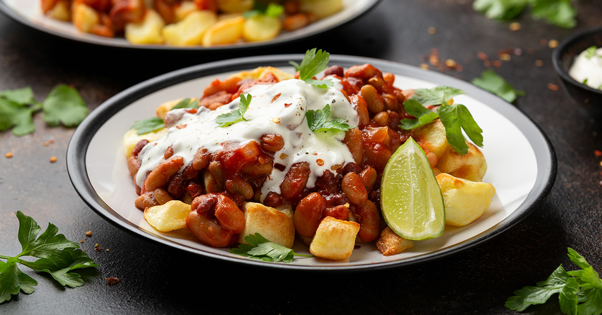 Piatto con fagioli piccanti con patate arrosto e salsa allo yogurt
