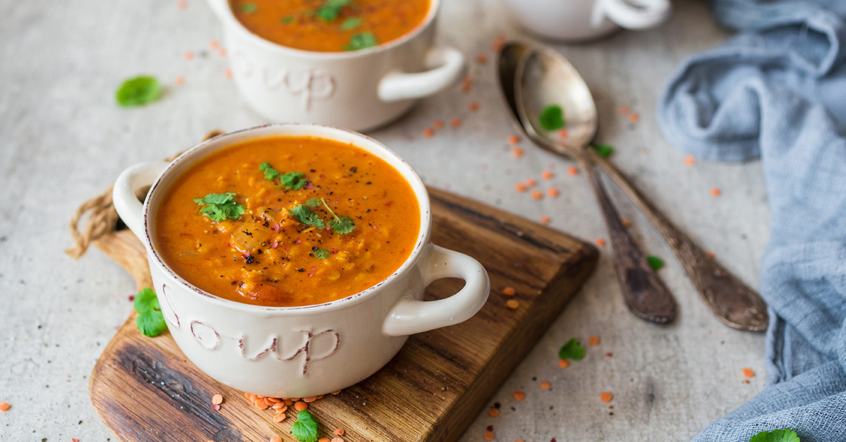 cocotte contenenti dahl di lenticchie rosse e zucca