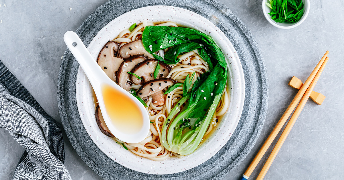 Piatto di Ramen con funghi e spinaci