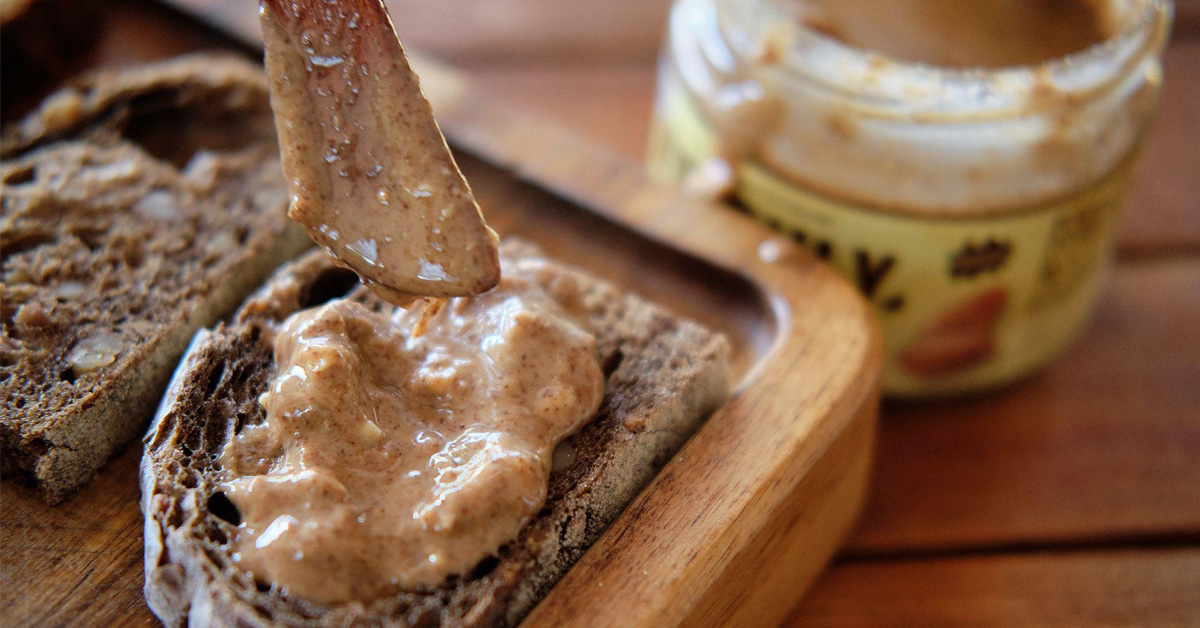 Pane tostato con crema di frutta secca