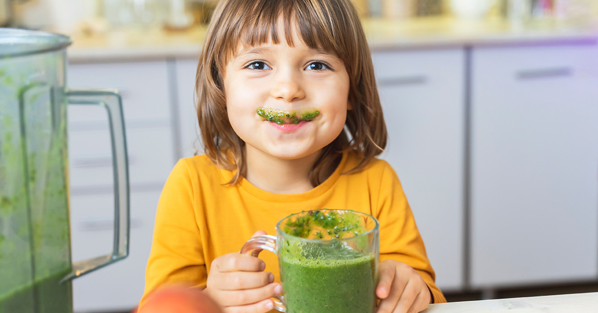 Bimbo con frullato di spinaci