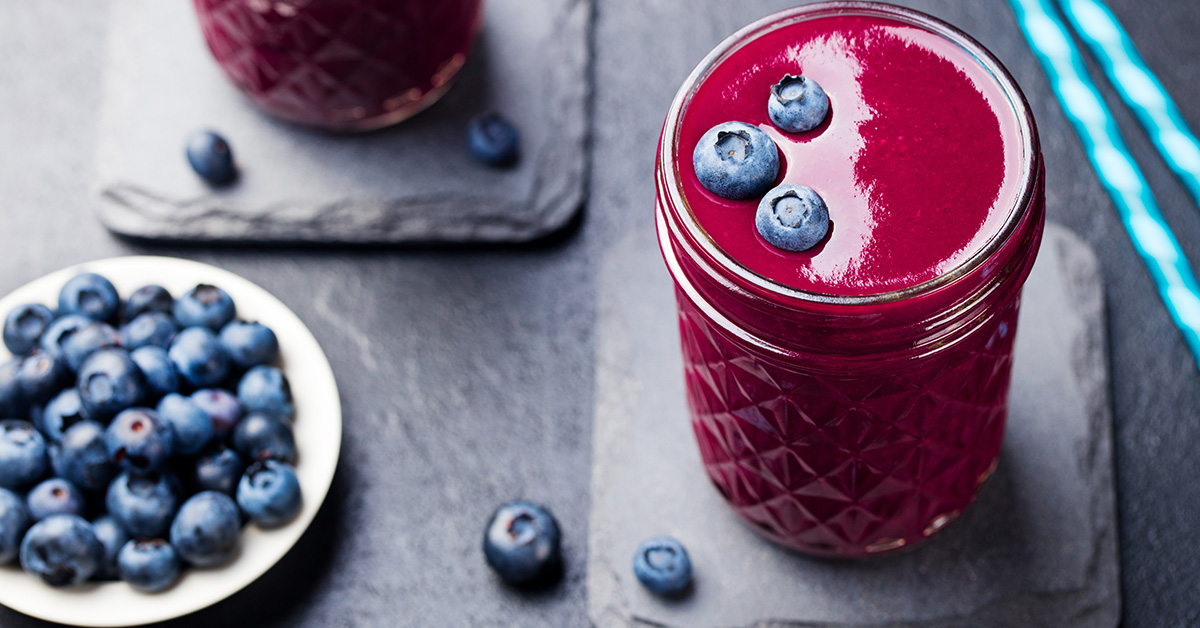 frullato con frutti di bosco e polvere acai