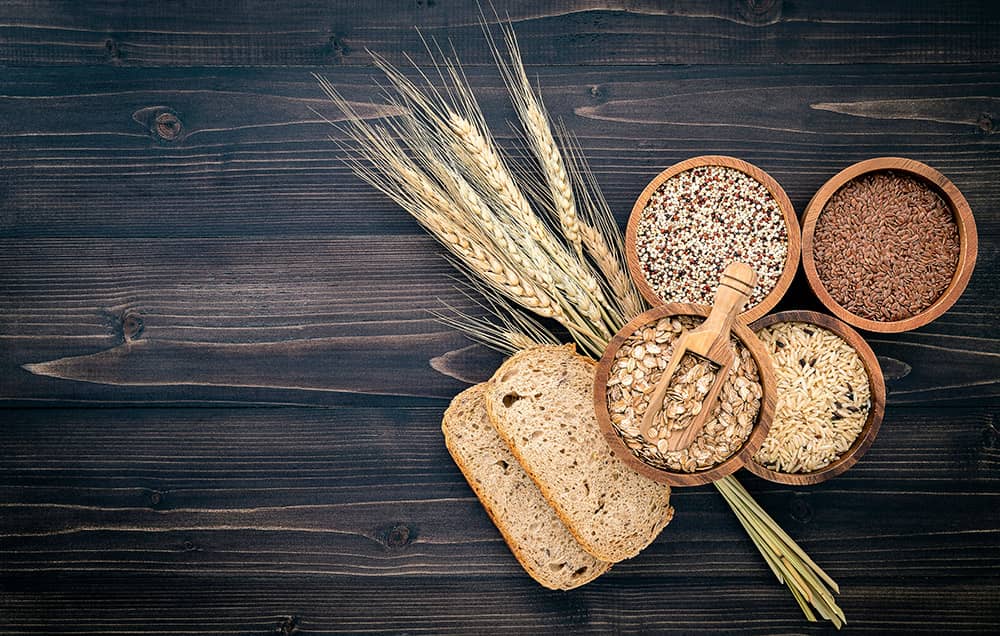 Cereali integrali su tavolo