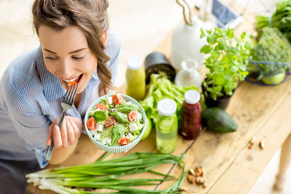 Donna che mangia verdure