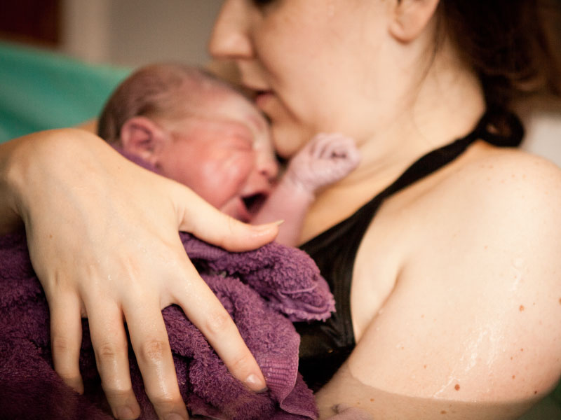 Bimbo appena nato fra le braccia della mamma