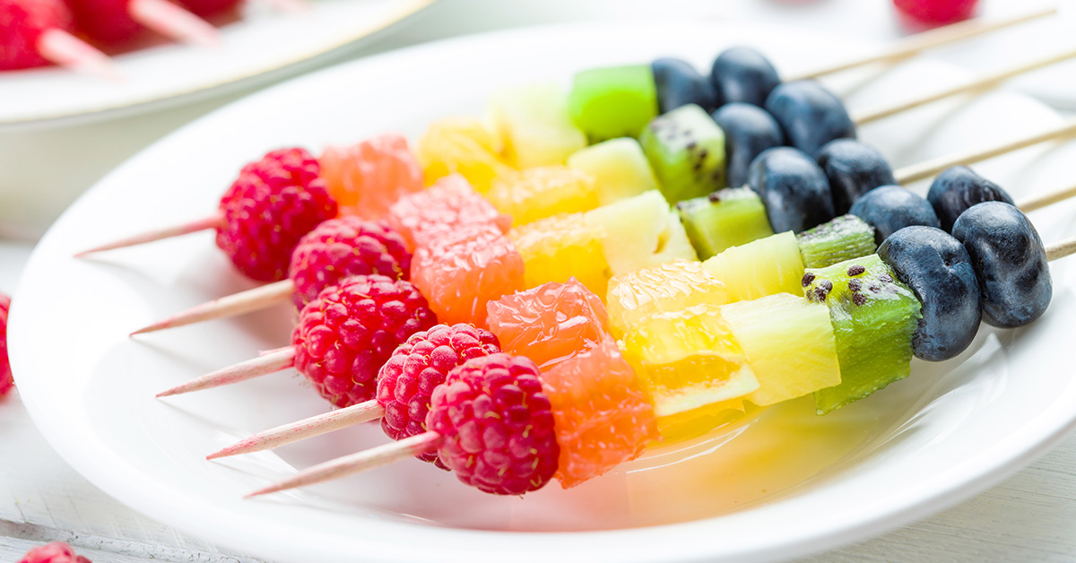 Spiedini arcobaleno di frutta
