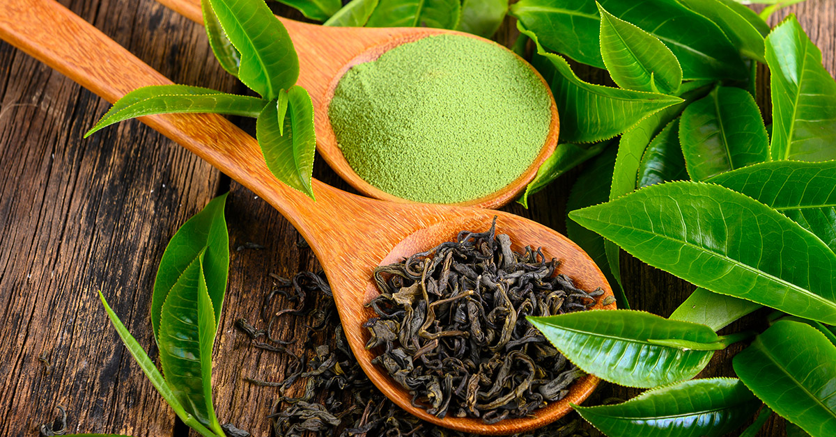 foglie di tè verde e polvere
