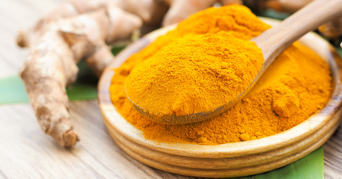 cucchiaio di legno con curcuma