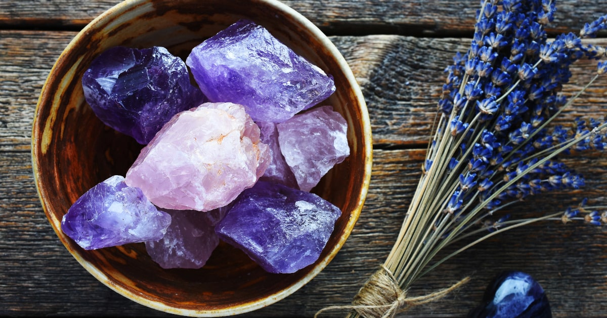 L'ametista è considerata una delle pietre che favorisce la spiritualità e aiuta ad attrarre energie positive