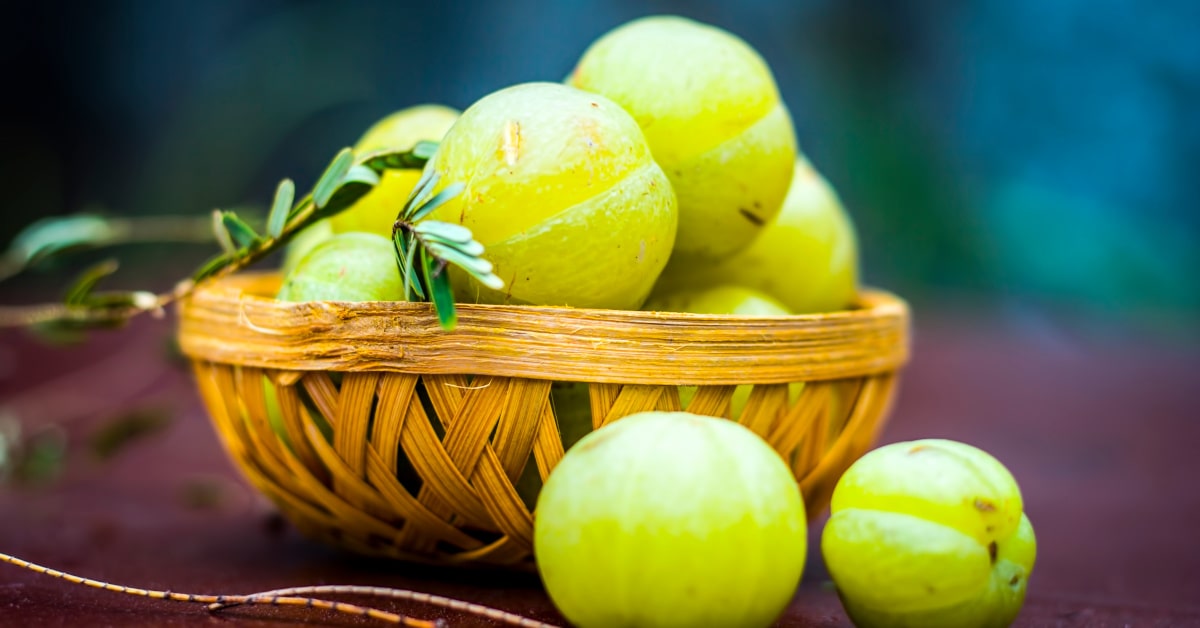 Ricca di vitamina C, l'Amla può essere utilizzata per impacchi che rinforzano i capelli