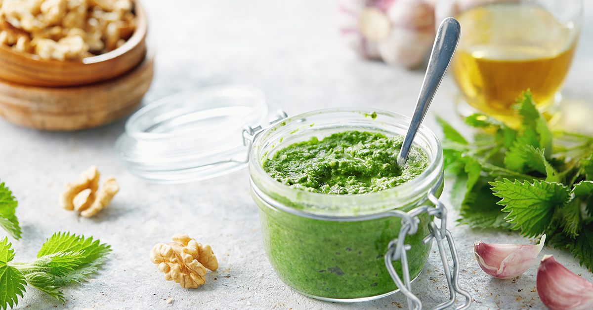 Pesto di noci vegan con basilico e lievito alimentare