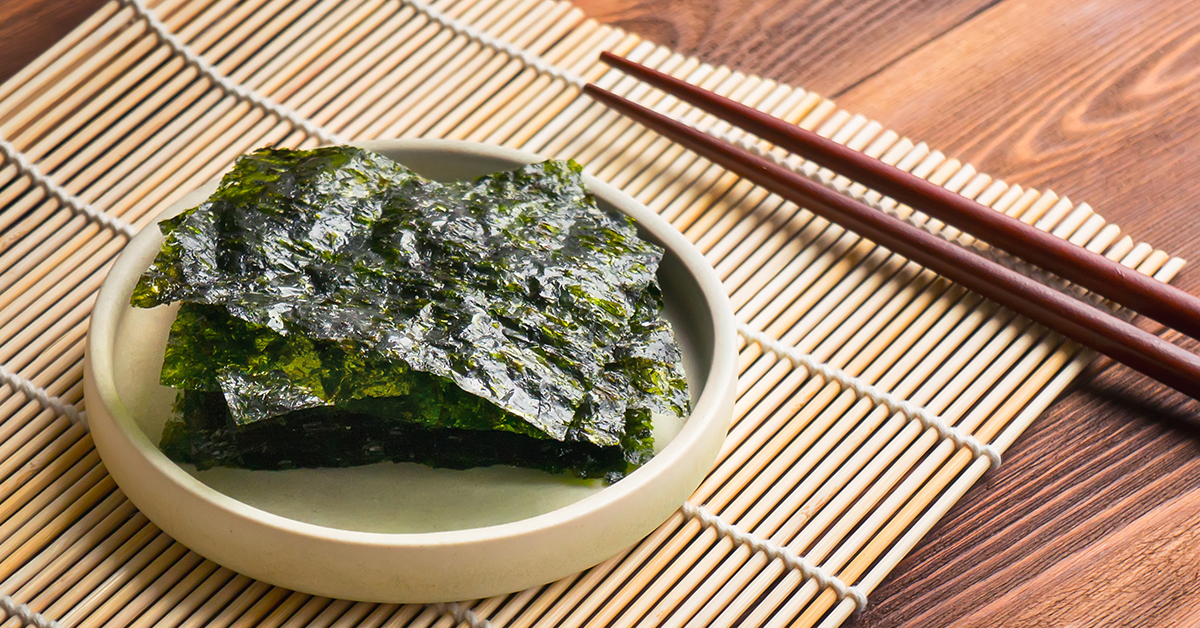 Piatto di fogli di alghe Nori