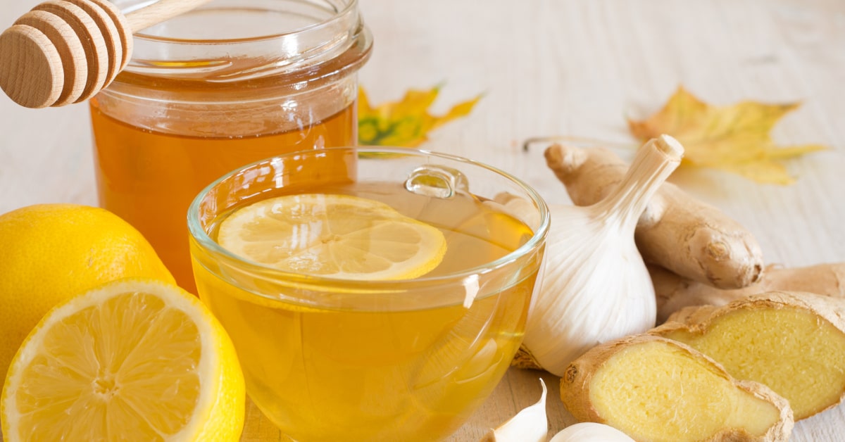 Aglio, zenzero, miele e limone sono fra i rimedi che aiutano ad alleviare il mal di gola in poche ore