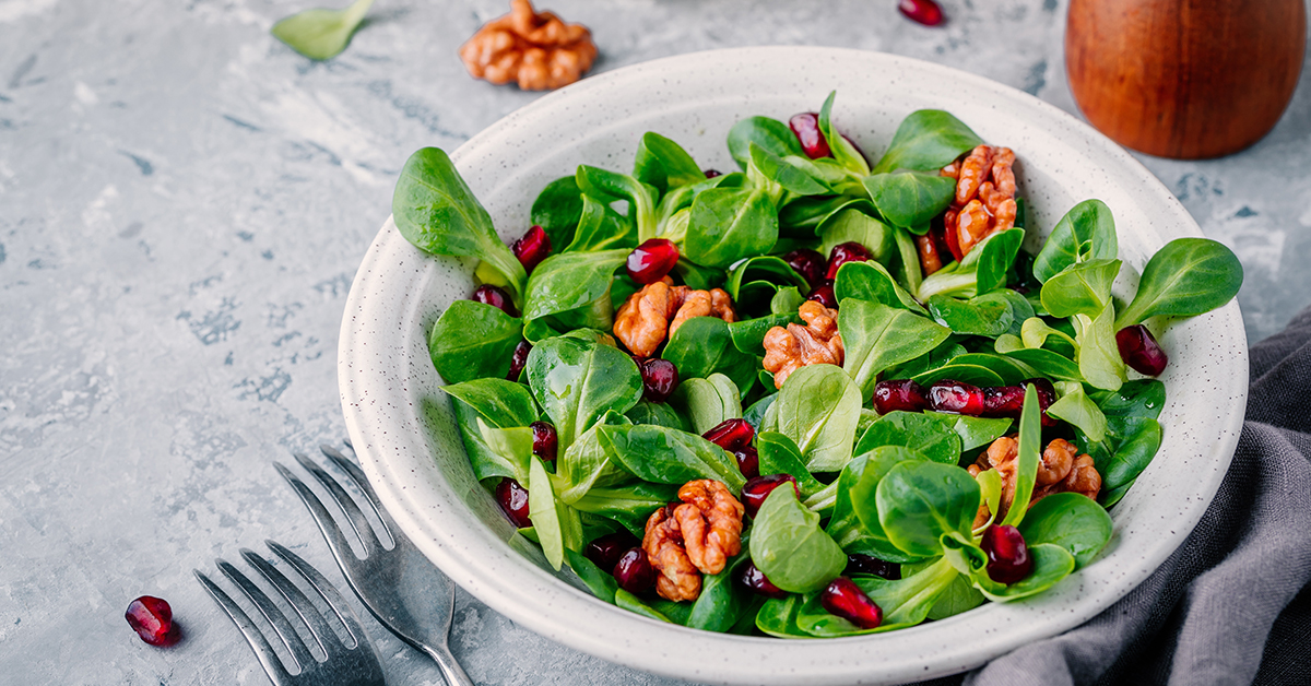 Insalata di valeriana, noci e chicchi di melagrana