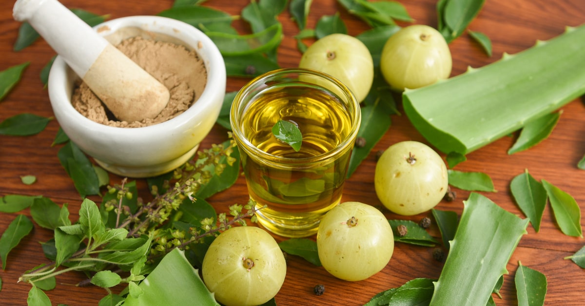 Per l'Ayurveda la retrazione gengivale dipende dal proprio dosha dominante e utilizza diversi rimedi per il benessere delle gengive, come l'oil pulling o il decotto di amla