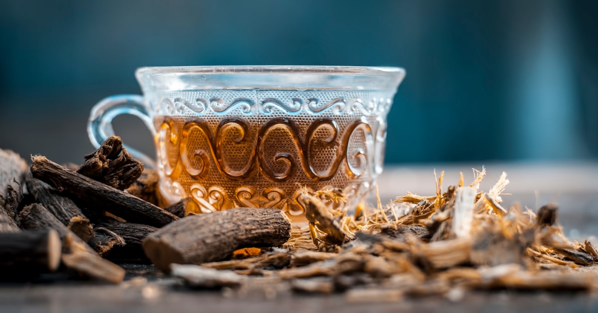 Grazie all'azione espettorante, diaforetica e calmante la tisana di liquirizia è utile per alleviare raffreddore, mal di gola e influenza