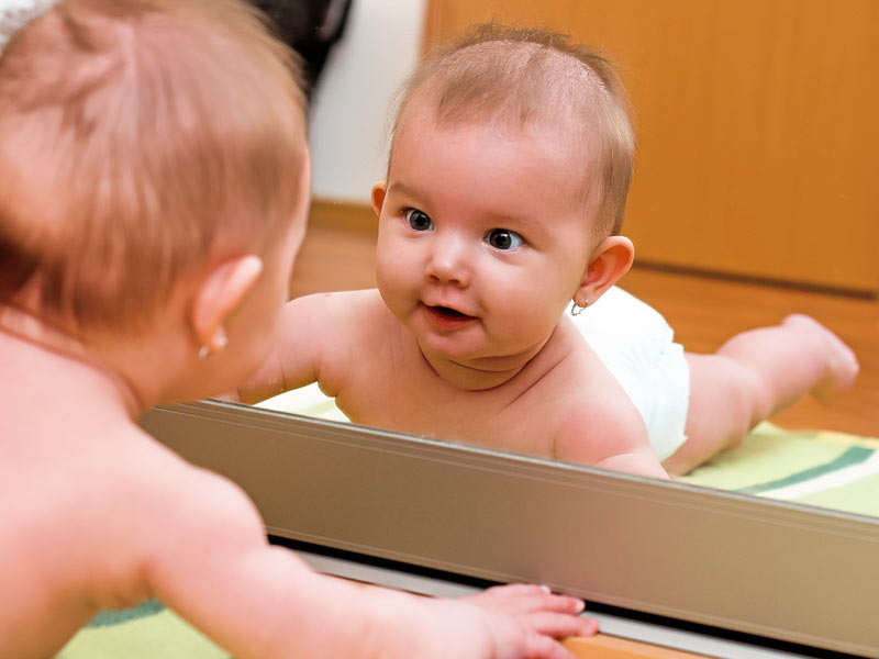 Bambino che si guarda allo specchio