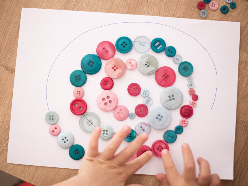 Lavoretto con bottoni di diversi colori e dimensioni