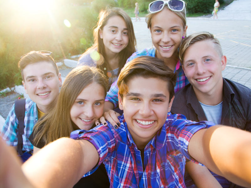 Gruppo di adolescenti che fanno un selfie