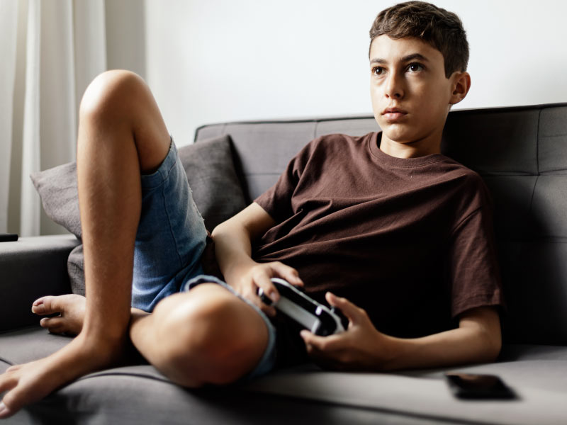 Ragazzo che gioca ai videogiochi