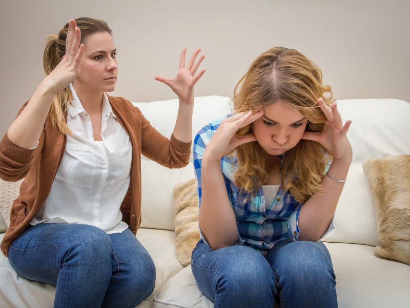 Ragazza che sbuffa con mamma esasperata