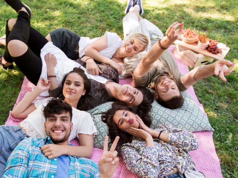Ragazzi sdraiati sull'erba ad un picnic