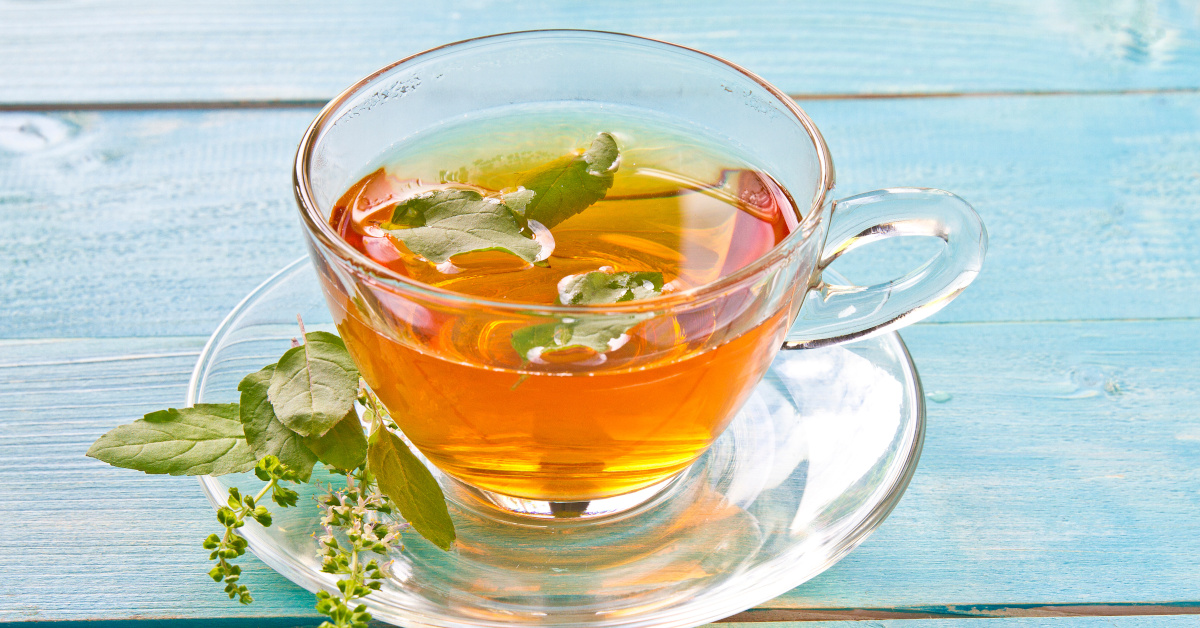 La tisana a base di foglie di Tulsi o Basilico santo aiuta a promuovere rilassamento e a riequilibrare gli zuccheri nel sangue