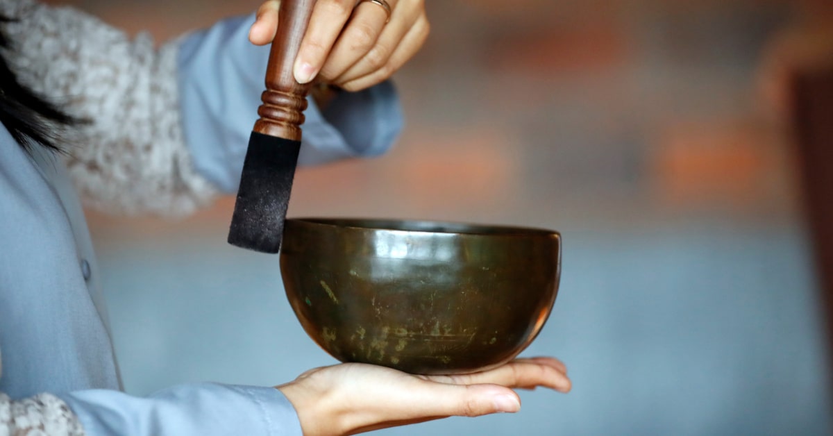 le campane tibetane producono un suono quando il battente viene strofinato sul bordo