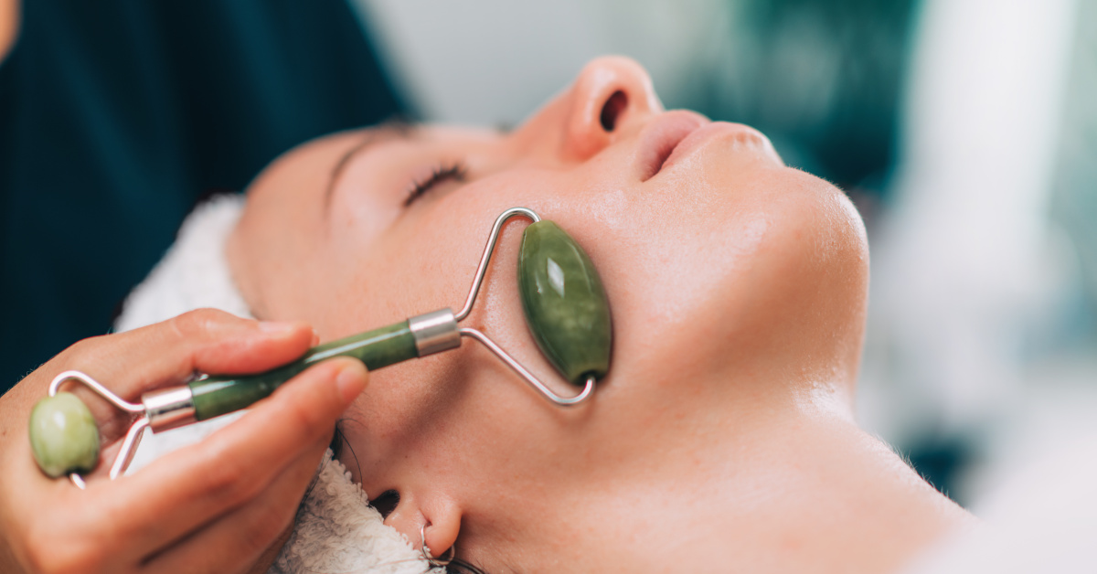 La giada è fra le pietre utilizzate per il massaggio gua sha, considerato un rimedio naturale per la salute della pelle