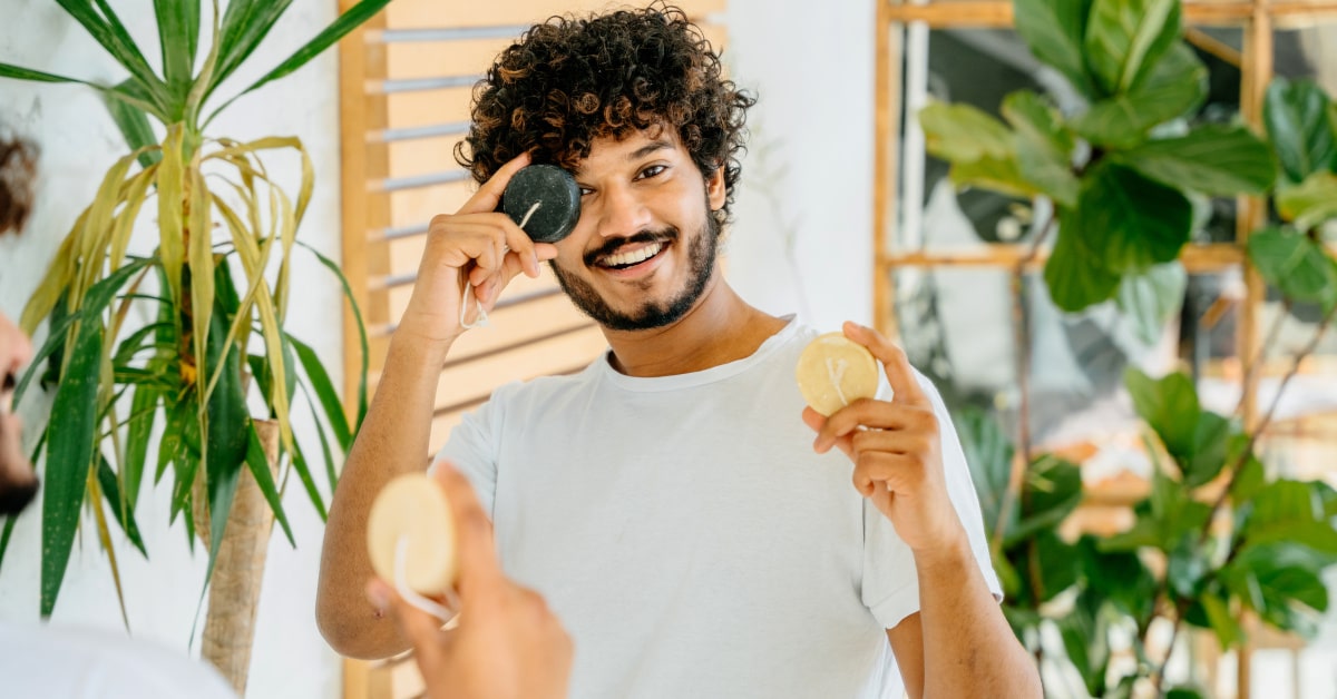 Lo shampoo per capelli ricci contiene sostanze che mantengono l'elasticità del riccio ed evitano di appesantire i capelli