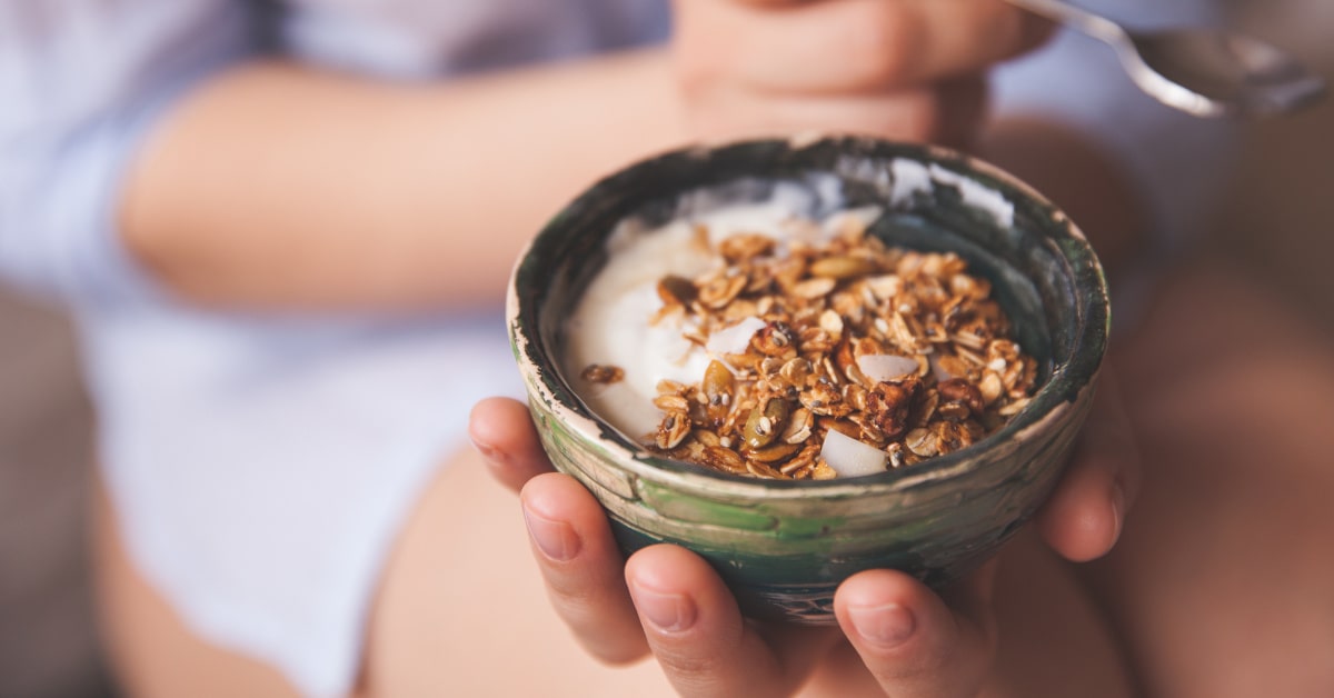 Cereali in una ciotola con latte e frutta fresca