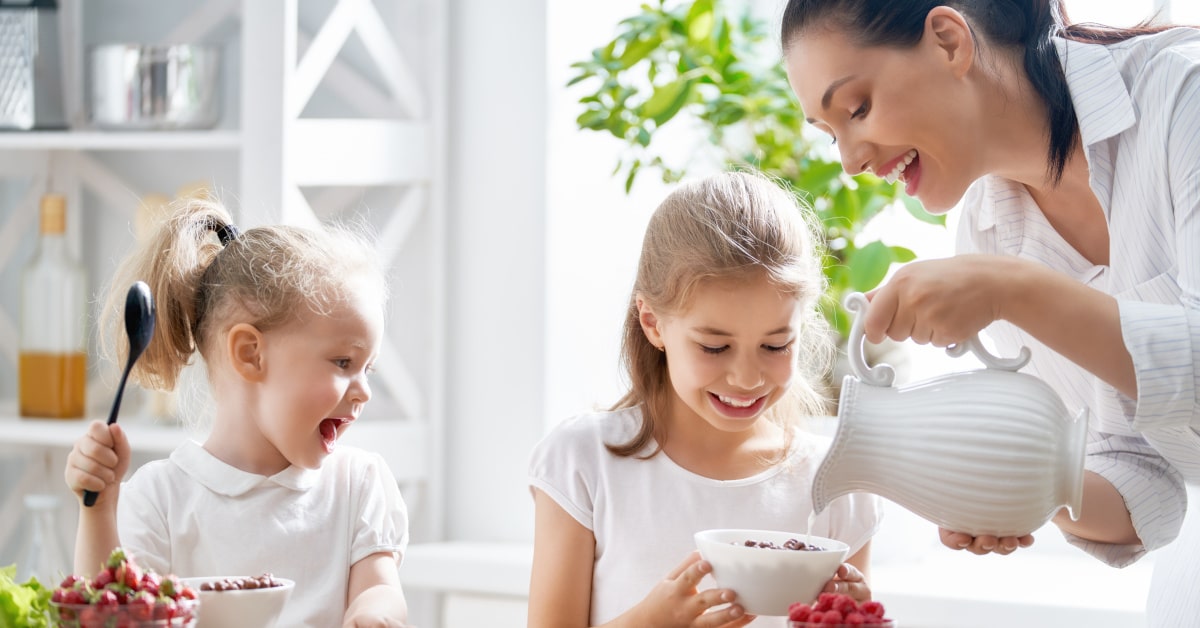 Famiglia che fa colazione con cereali