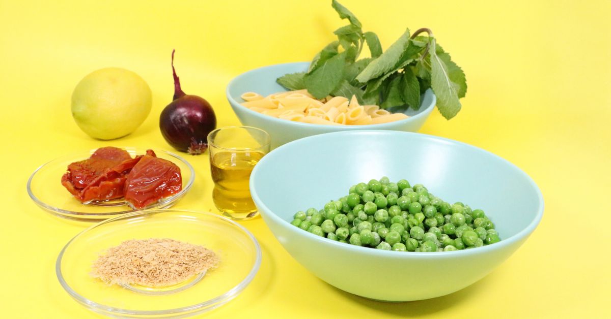 Gli ingredienti per fare uno sfizioso piatto di penne con i piselli