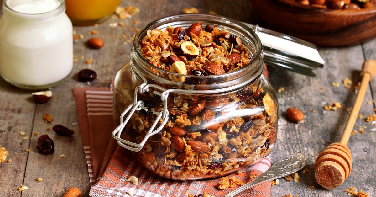 Vaso in vetro con granola di cereali integrali e frutta secca