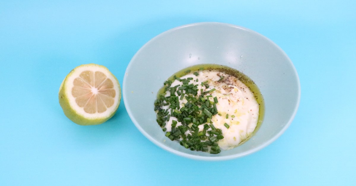Salsa allo yogurt, limone ed erba cipollina da accompagnare ai pancake con la farina di piselli