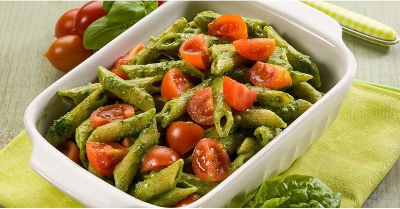 Penne di piselli con pomodorini, ricotta salata e spinaci