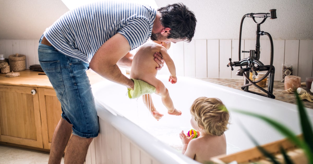Bagnetto di bambino e neonato con il papà