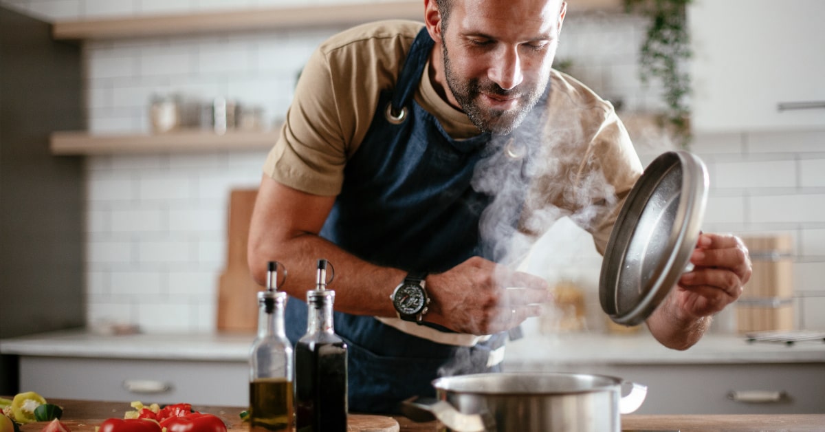 Uomo in cucina che cucina la pasta