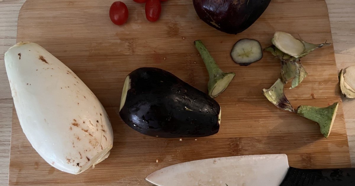 Melanzane tagliate su un tagliere 
