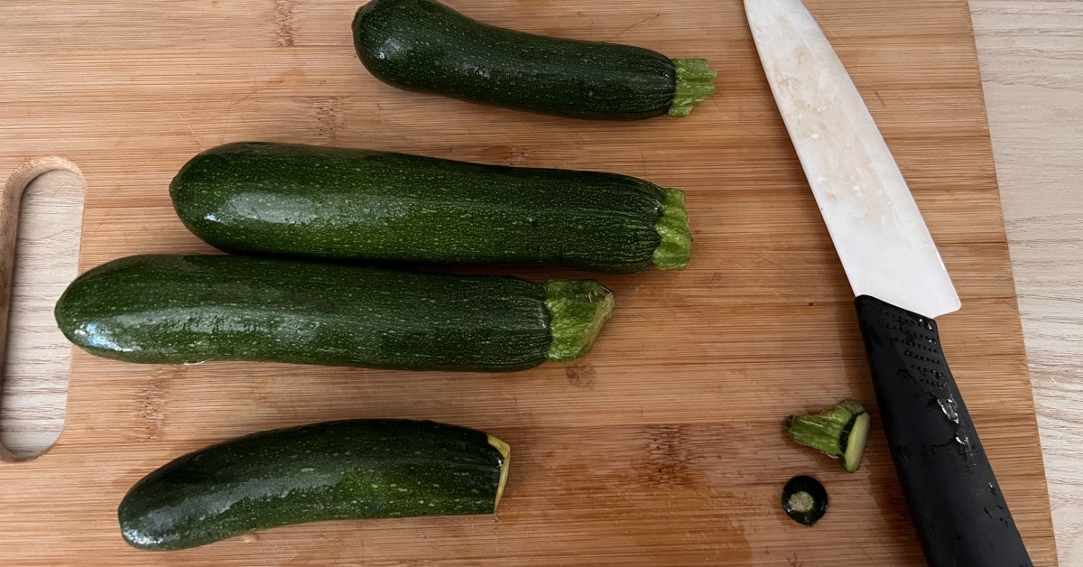Zucchine lavate pronte per essere tagliate