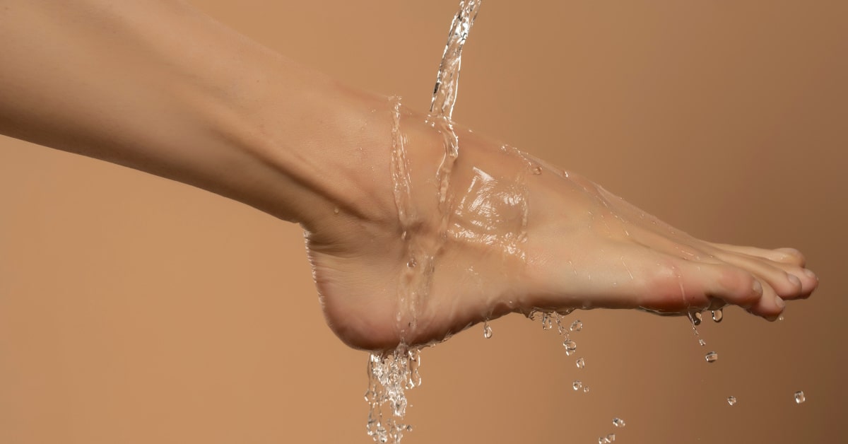 Gambe di donna e acqua che scorre