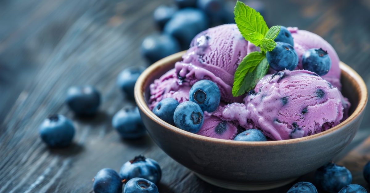 Gelato a base di yogurt e mirtilli freschi