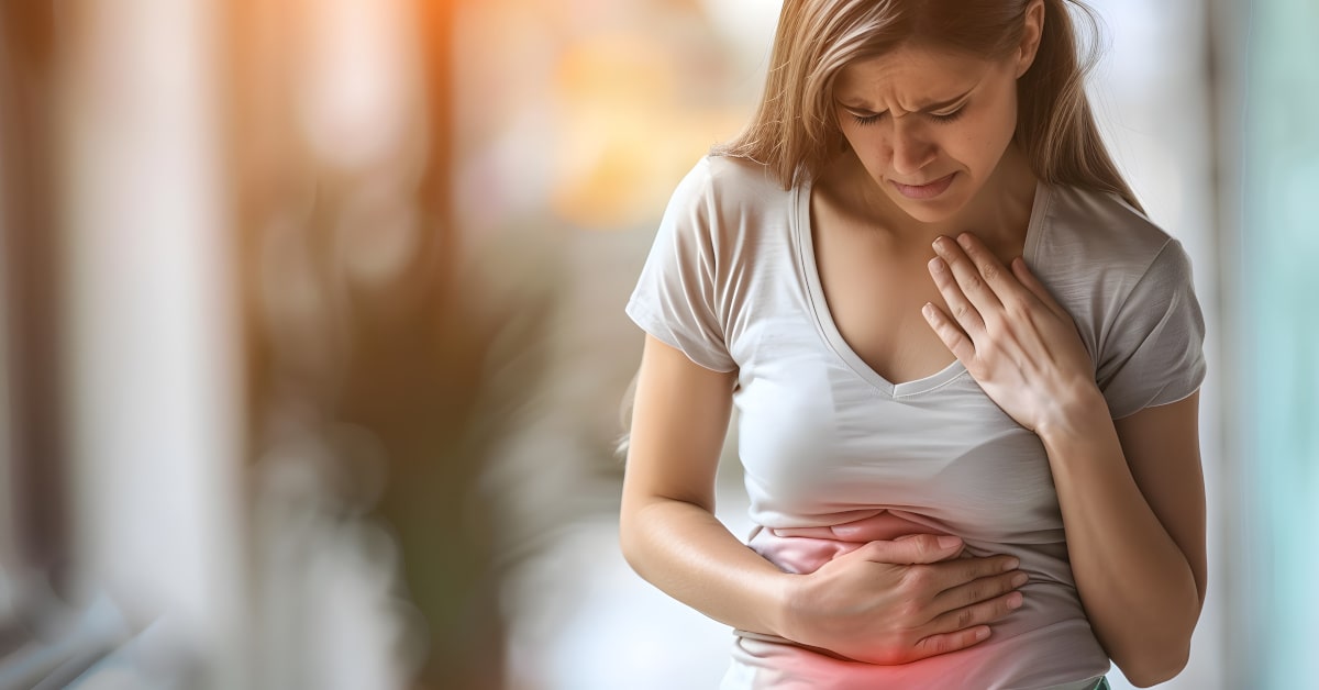 Donna con problemi digestivi e reflusso per cattiva digestione