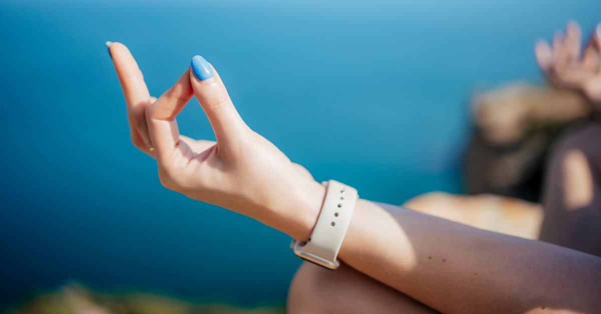 Posizione del mudra con una mano al mare