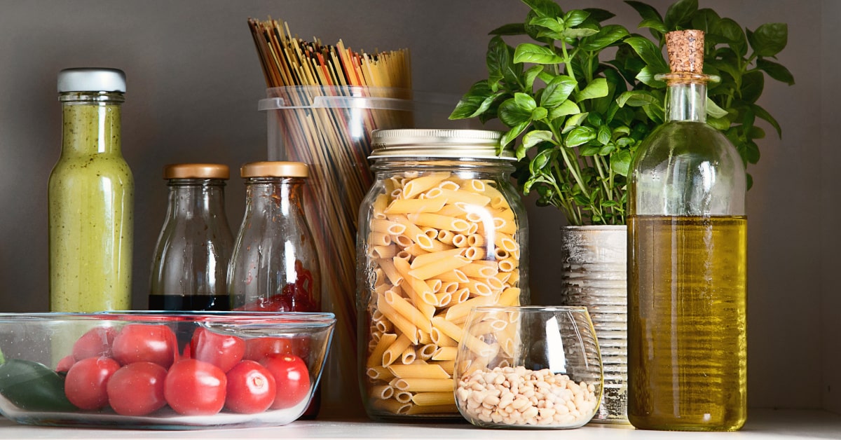 Dispensa con alimenti e cibi freschi, per antispreco alimentare