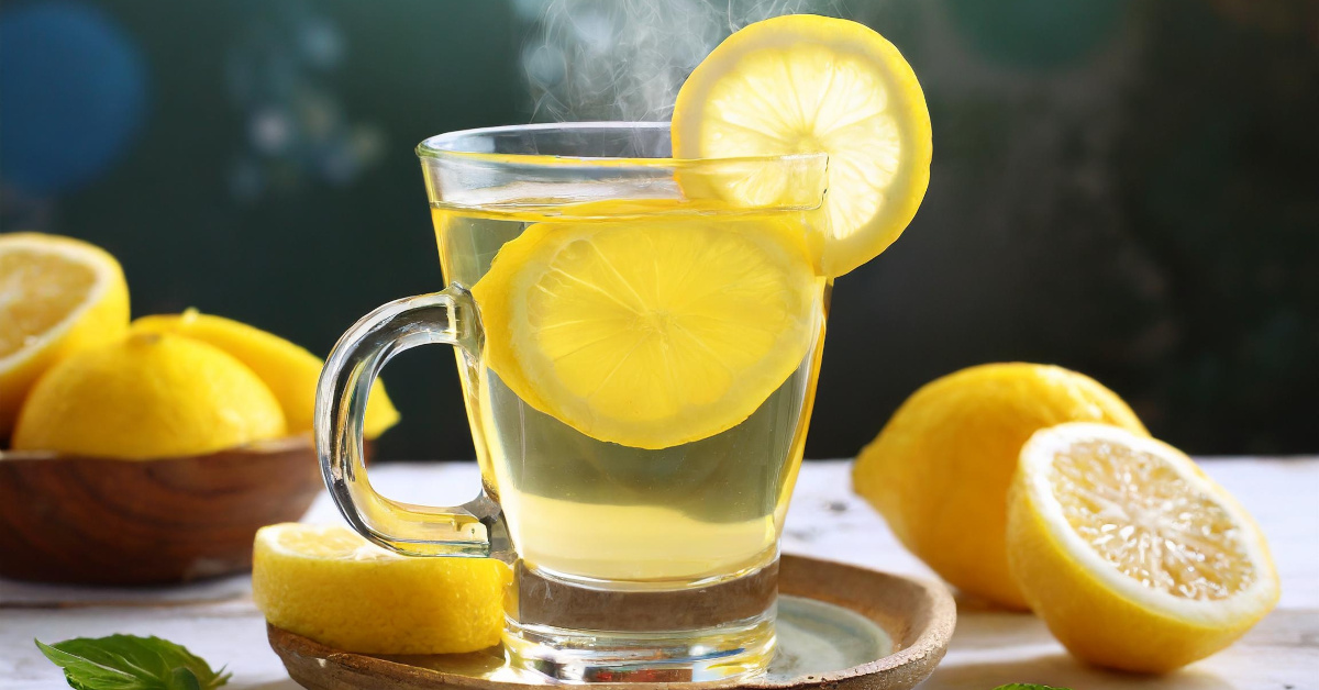 Tazza con acqua calda e fettine di limone